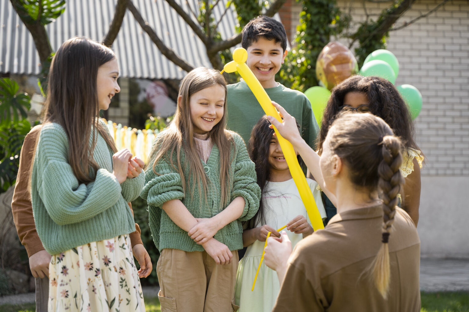 kids-having-fun-jungle-themed-party-1536x1024